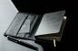 Preview: Pocket Kalenderbuch DIN A6 2026 PREMIUM LEDER MANHATTAN schwarz mit Paglia Narbung