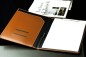 Preview: Klemmbrettmappe DIN A4 mit Blockklemme in CAMBRIDGE Top Grain Rindspaltleder mit heller Kontrastnaht hellbraun