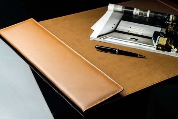 Preview: Schreibunterlage 65x45 mit Klappleiste inkl. Block + Kalender 25/26 PREMIUM LEDER BOXCALF cuoiobraun (glatt)