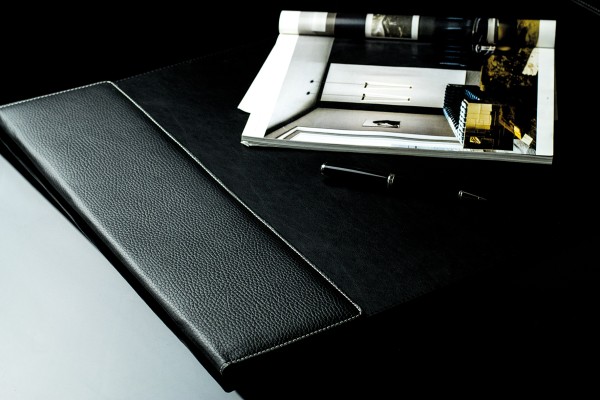 Preview: Schreibunterlage 65x45 mit Klappleiste inkl. Block + Kalender 25/26 PREMIUM LEDER SOFT GRAIN schwarz (genarbt)