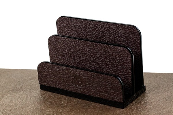 Briefständer - ACRYL schwarz Kombination mit PREMIUM LEDER SOFTGRAIN dunkelbraun (genarbt)