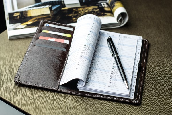 Preview: Taschenkalender mit Spiralbindung 2025 + 2026 in PREMIUM LEDER VINTAGE Anilin marronebraun