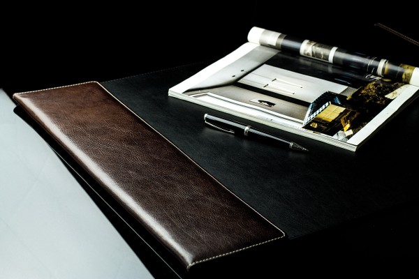 Preview: Schreibunterlage 65x45 mit Klappleiste inkl. Block + Kalender 25/26 PREMIUM LEDER VINTAGE Anilin marronebraun