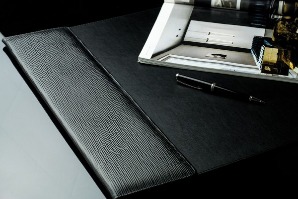 Preview: Schreibunterlage 65x45 mit Klappleiste inkl. Block + Kalender 25/26 PREMIUM LEDER Manhattan mit Paglia Narbung