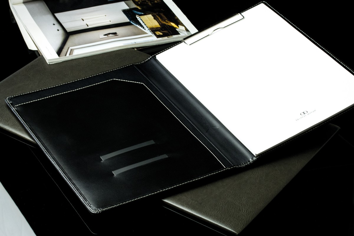 Klemmbrettmappe DIN A4 mit Blockklemme in CAMBRIDGE Top Grain Rindspaltleder mit heller Kontrastnaht schwarz