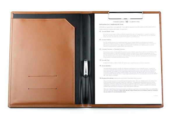 Klemmbrettmappe DIN A4 mit Blockklemme in CAMBRIDGE Top Grain Rindspaltleder mit heller Kontrastnaht hellbraun
