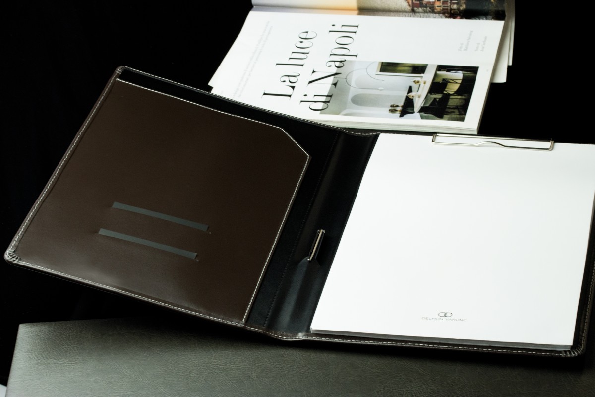 Klemmbrettmappe DIN A4 mit Blockklemme in CAMBRIDGE Top Grain Rindspaltleder mit heller Kontrastnaht dunkelbraun