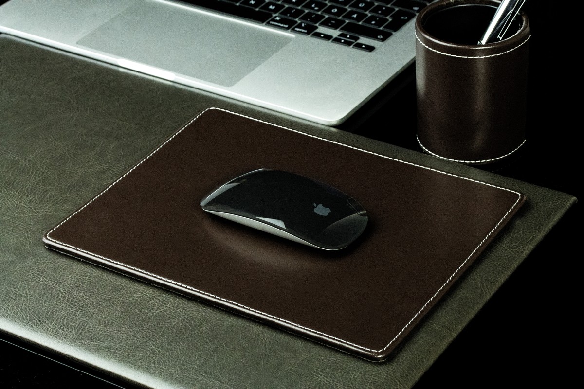 Mousepad CAMBRIDGE Top Grain Rindspaltleder mit heller Kontrastnaht dunkelbraun