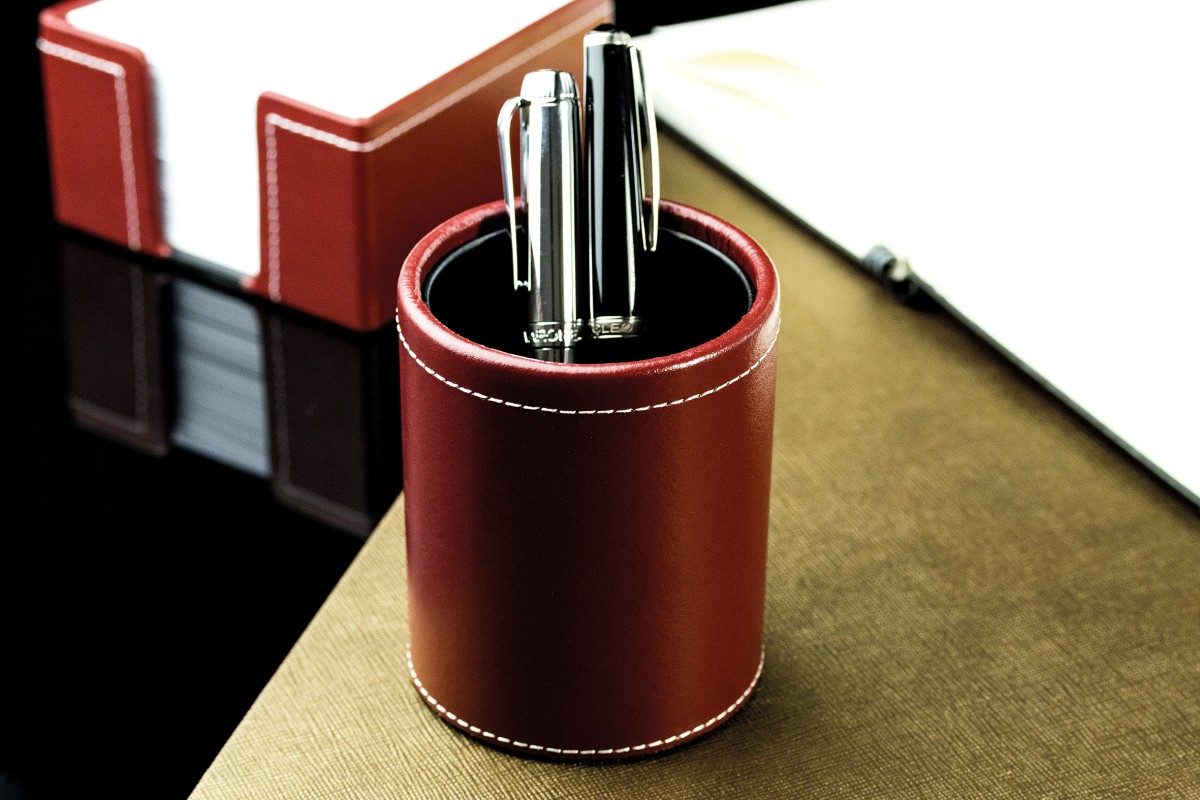 Stifteköcher rund CAMBRIDGE Top Grain Rindspaltleder mit heller Kontrastnaht rot Format ca. 7,5 x 9 cm hoch