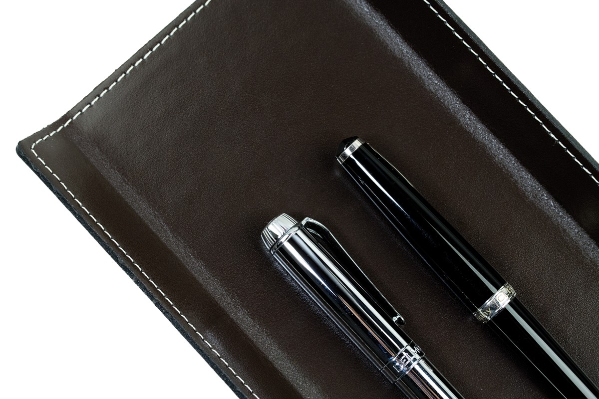 Federschale CAMBRIDGE Top Grain Rindspaltleder mit heller Kontrastnaht dunkelbraun