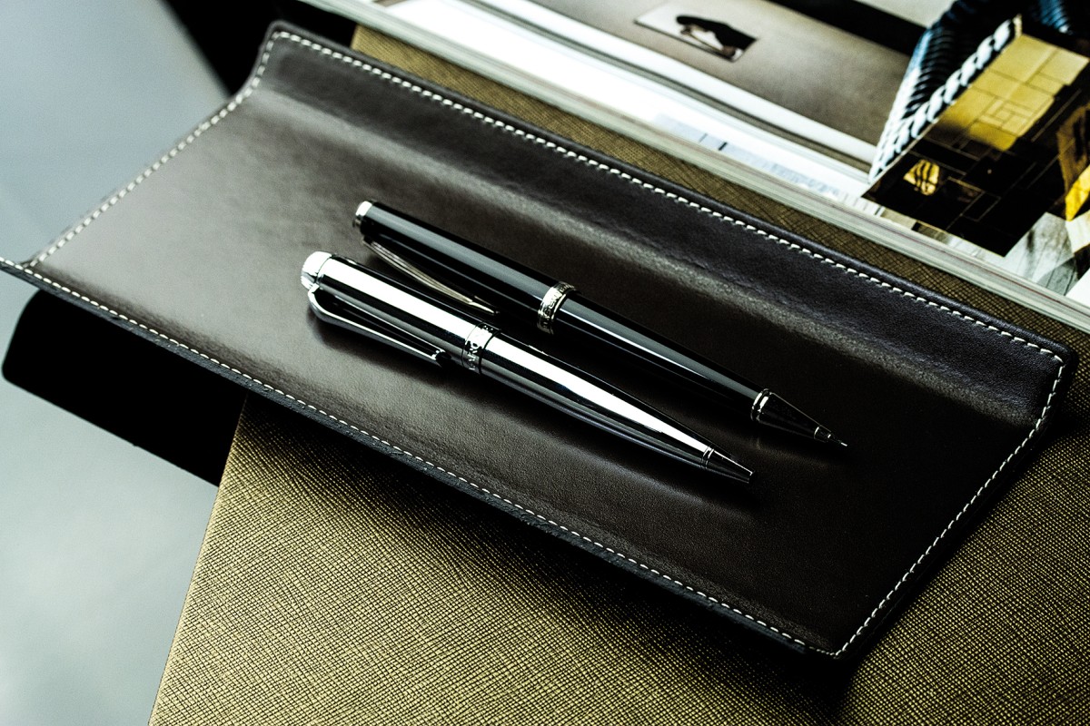 Federschale CAMBRIDGE Top Grain Rindspaltleder mit heller Kontrastnaht dunkelbraun