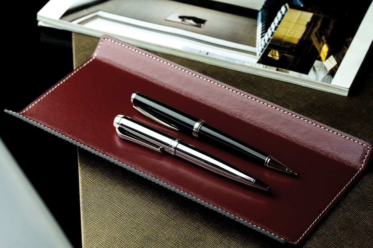 Federschale CAMBRIDGE Top Grain Rindspaltleder mit heller Kontrastnaht rot