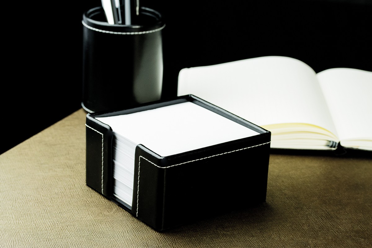 Zettelkasten mit 500 Blatt Papier CAMBRIDGE Top Grain Rindspaltleder mit heller Kontrastnaht schwarz