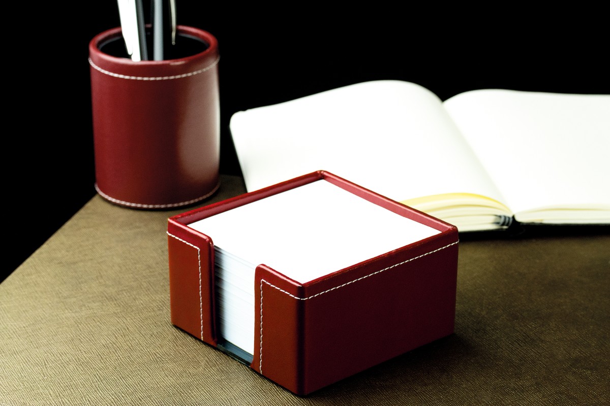Zettelkasten mit 500 Blatt Papier CAMBRIDGE Top Grain Rindspaltleder mit heller Kontrastnaht rot
