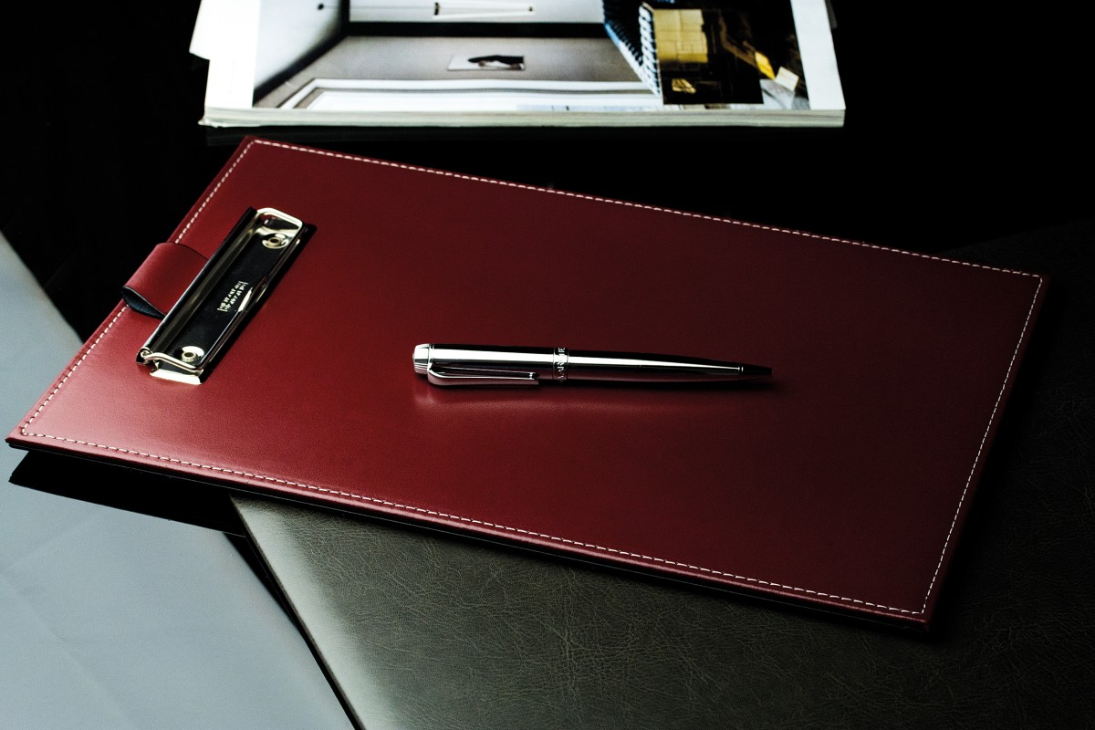 Klemmbrett DIN A4 mit Blockklemme in CAMBRIDGE Top Grain Rindspaltleder rot