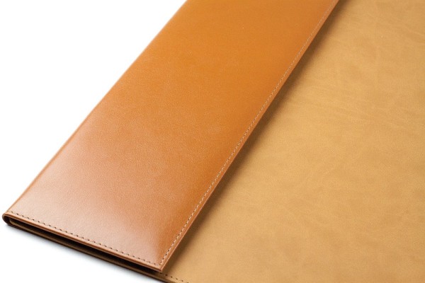 Schreibunterlage 65x45 mit Klappleiste inkl. Block + Kalender 25/26 PREMIUM LEDER BOXCALF cuoiobraun (glatt)