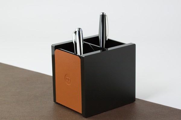 Stifteköcher DUO - ACRYL schwarz Kombination mit PREMIUM LEDER BOXCALF cuoiobraun (glatt)