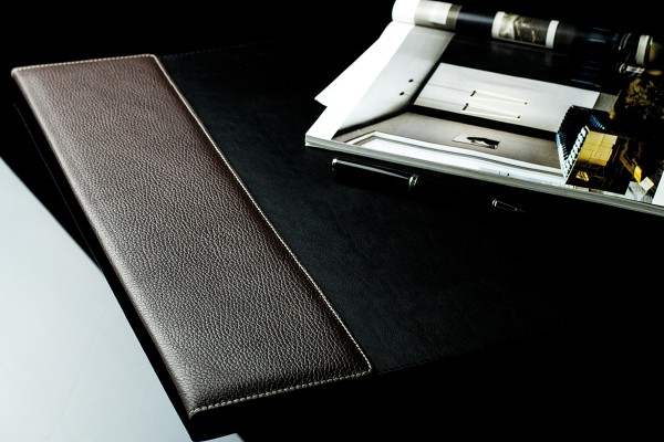 Schreibunterlage 65x45 mit Klappleiste inkl. Block + Kalender 25/26 PREMIUM LEDER SOFT GRAIN dunkelbraun (genarbt)