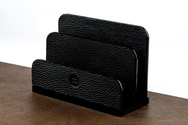 Briefständer - ACRYL schwarz Kombination mit PREMIUM LEDER SOFTGRAIN schwarz (genarbt)