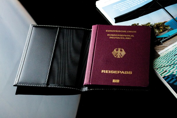 Reisepass / Impfausweis Etui CAMBRIDGE Top Grain Rindspaltleder mit heller Kontrastnaht schwarz