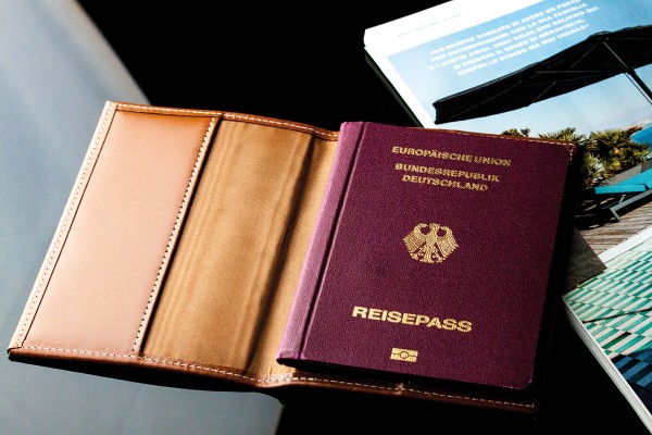 Reisepass / Impfausweis Etui CAMBRIDGE Top Grain Rindspaltleder mit heller Kontrastnaht hellbraun