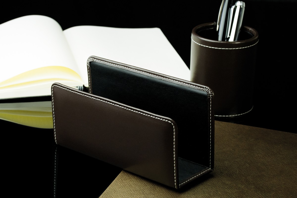 Briefständer CAMBRIDGE Top Grain Rindspaltleder mit heller Kontrastnaht dunkelbraun