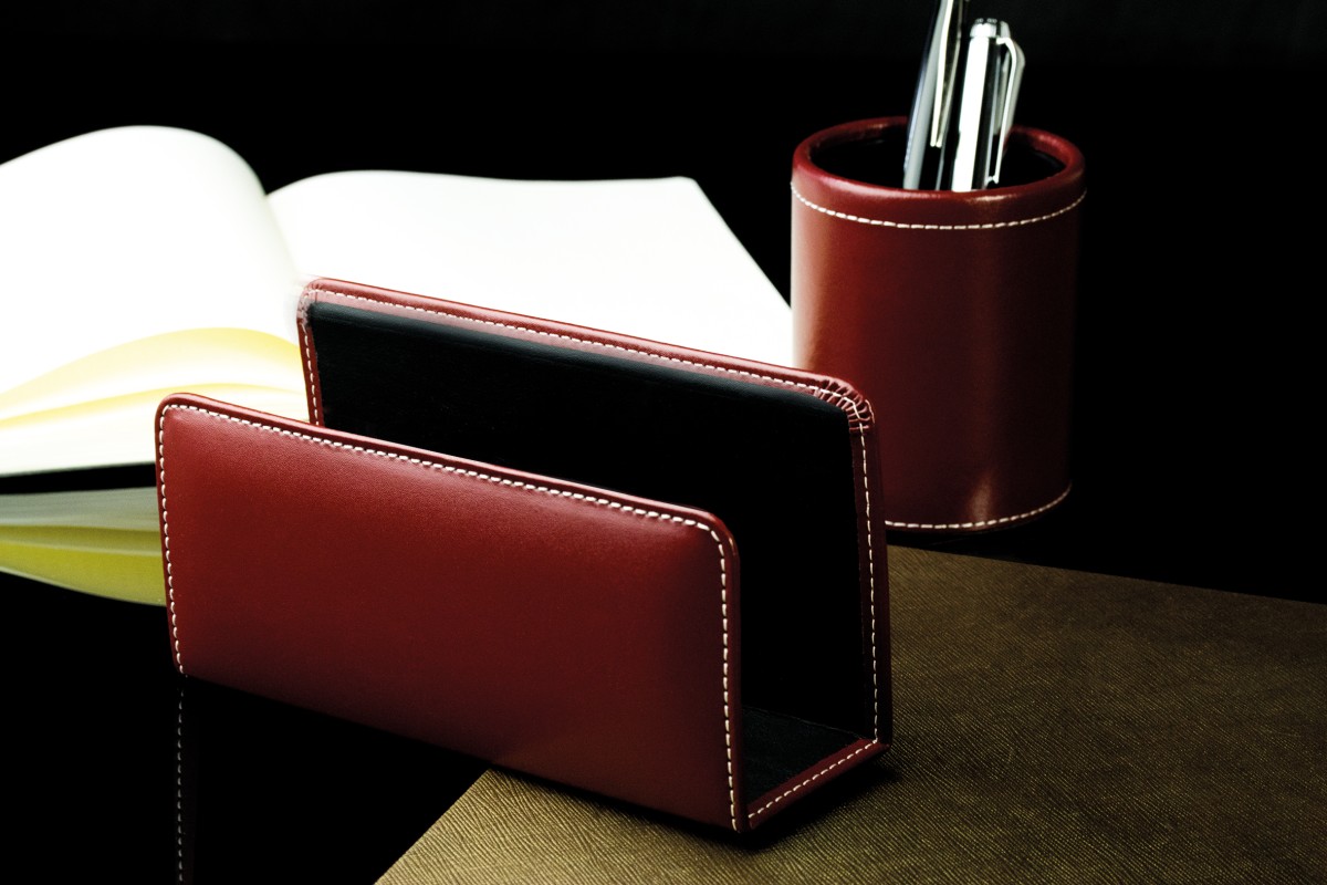 Briefständer CAMBRIDGE Top Grain Rindspaltleder mit heller Kontrastnaht rot