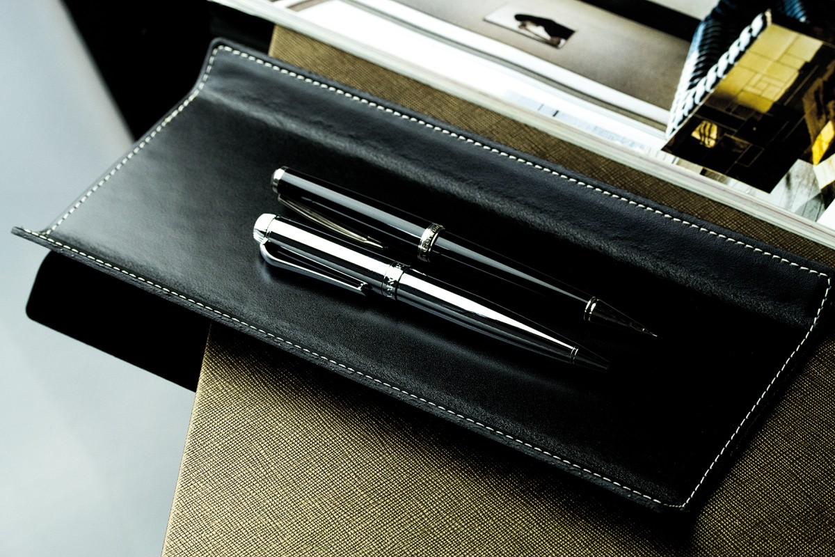 Federschale CAMBRIDGE Top Grain Rindspaltleder mit heller Kontrastnaht schwarz