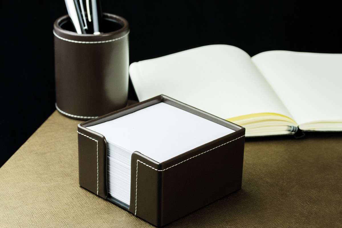 Zettelkasten mit 500 Blatt Papier CAMBRIDGE Top Grain Rindspaltleder mit heller Kontrastnaht dunkelbraun
