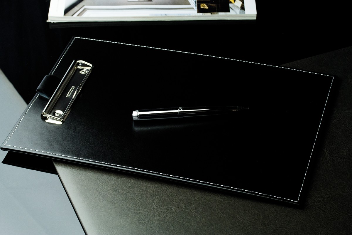 Klemmbrett DIN A4 mit Blockklemme in CAMBRIDGE Top Grain Rindspaltleder schwarz