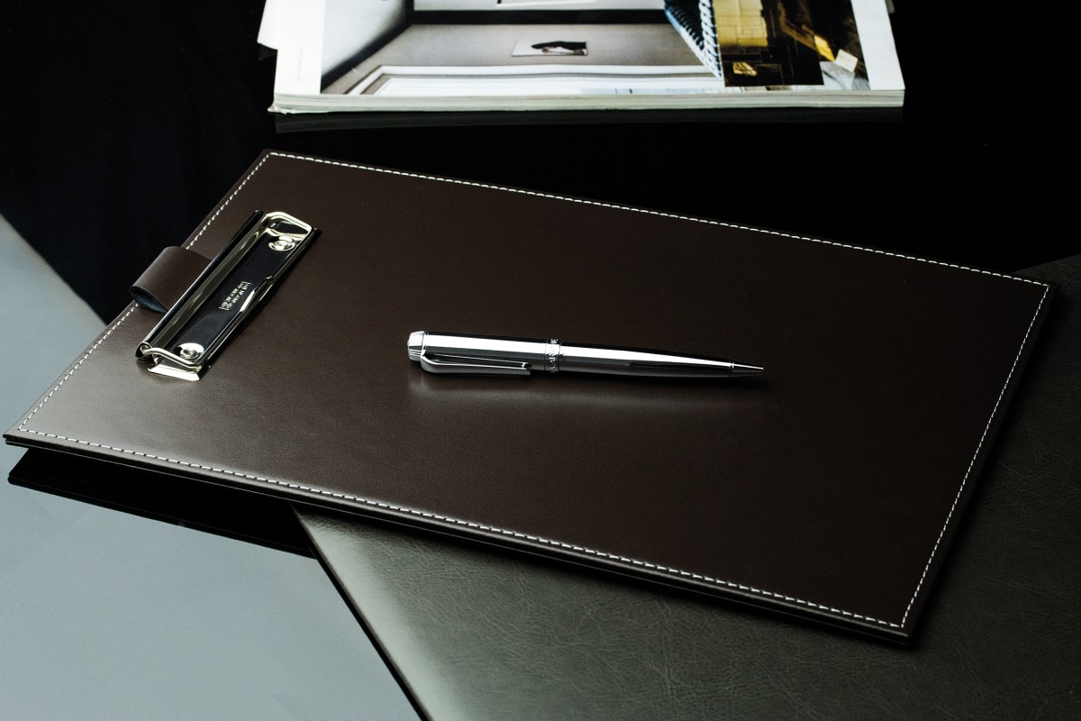 Klemmbrett DIN A4 mit Blockklemme in CAMBRIDGE Top Grain Rindspaltleder dunkelbraun