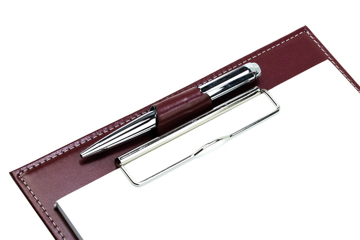 Klemmbrett DIN A4 mit Blockklemme in CAMBRIDGE Top Grain Rindspaltleder rot