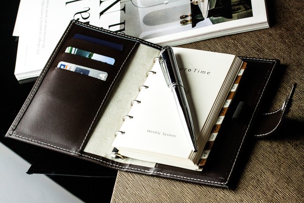 Pocket Design Diary Mini für das Jahr 2026, Cambridge Top Grain Leder, dunkelbraun