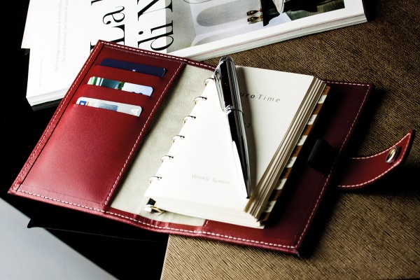 Pocket Design Diary Mini für das Jahr 2025, Cambridge Top Grain Leder, rot