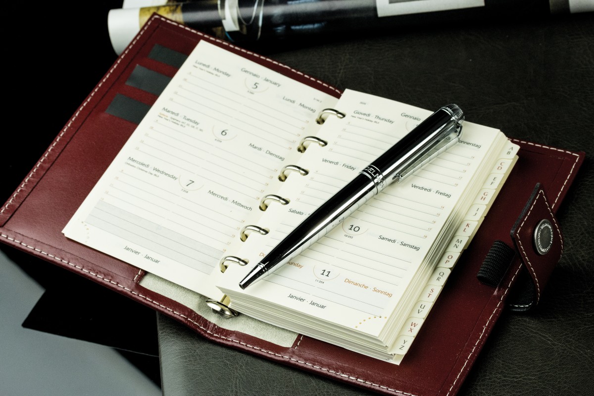 Pocket Design Diary Mini für das Jahr 2026, Cambridge Top Grain Leder, rot