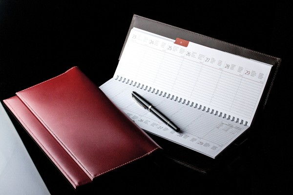 Tischquerkalender (auswechselbar) für 2025 + 2026 - Cambridge Top Grain Leder rot
