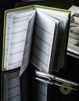 Leporello Faltkalender 2025 + 2026 in ECO APPLE LEATHER Lederimitat grün