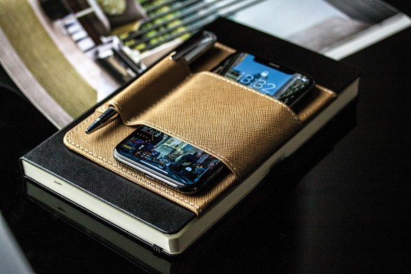 Magnetischer Smartphone-und Stiftehalter für Notizbücher SAFFIANO hellbraun metallic