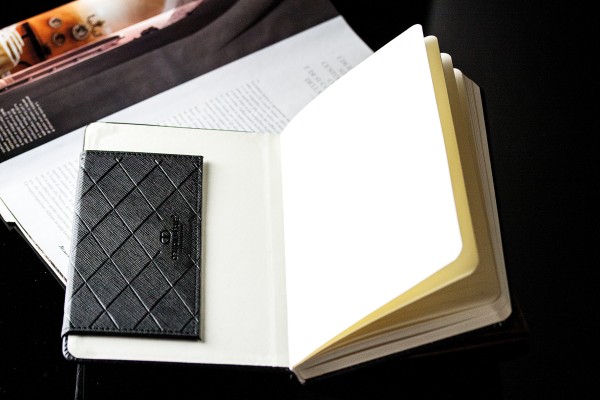 Magnetischer Stiftehalter DUO für Notizbücher SAFFIANO schwarz