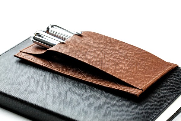 Magnetischer Stiftehalter DUO für Notizbücher SAFFIANO braun