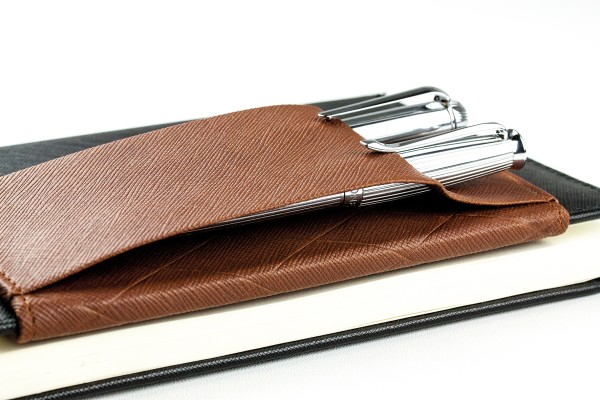 Magnetischer Stiftehalter DUO für Notizbücher SAFFIANO braun