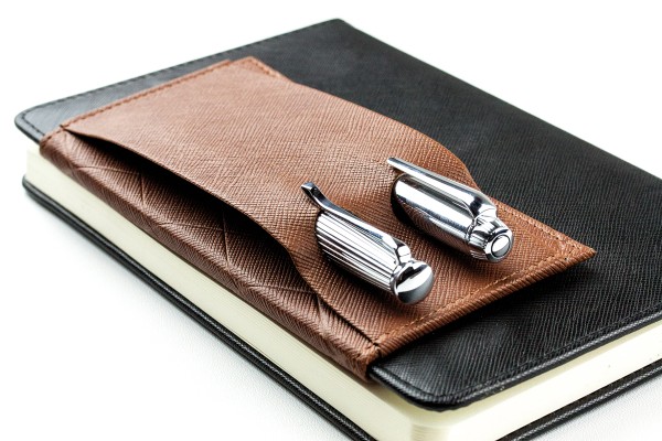 Magnetischer Stiftehalter DUO für Notizbücher SAFFIANO braun