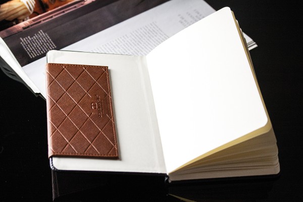 Magnetischer Stiftehalter DUO für Notizbücher SAFFIANO braun