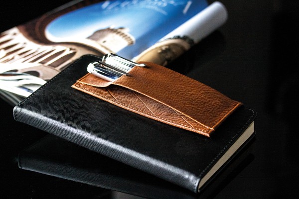 Magnetischer Stiftehalter DUO für Notizbücher SAFFIANO braun
