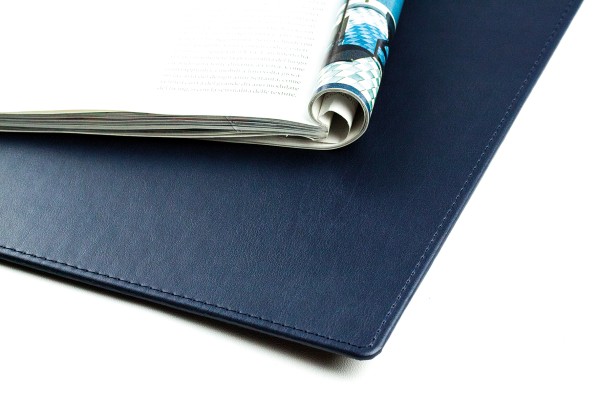 Exclusive Schreibunterlage  60 x 40 cm aus veganem Lederimitat blau  - made in Germany