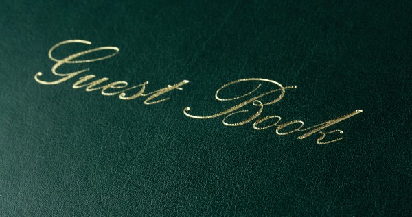 Gästebuch 20 x 24 cm aus veganem Lederimitat NOVAPELL grün - mit hochwertiger Goldfolienprägung GUEST BOOK