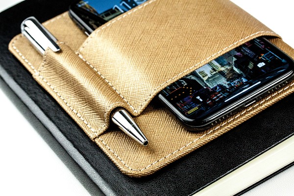 Magnetischer Smartphone-und Stiftehalter für Notizbücher SAFFIANO hellbraun metallic