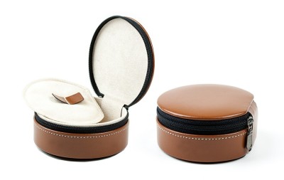 Schmucketui rund mit herausnehmbarem Zwischenboden CAMBRIDGE Top Grain Rindspaltleder mit heller Kontrastnaht hellbraun